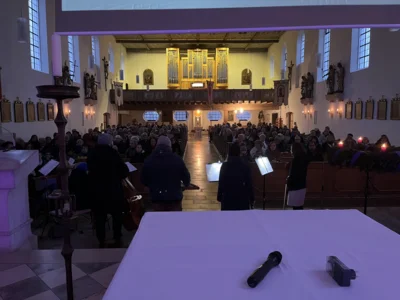 Gemeinsames Weihnachtssingen stimmt Zusmarshausen auf das Fest ein (Bild vergr&ouml;&szlig;ern)