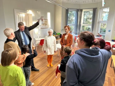 Mit der Aktion „Theaterkarten statt Weihnachtskarten” hat die Kreisverwaltung Oberspreewald-Lausitz auch in diesem Jahr Kindern und Jugendlichen aus einer Einrichtung der Kinder- und Jugendhilfe im Landkreis ein Stück Kultur, Gemeinschaft und Vorfreude geschenkt. Kurz vor Weihnachten übergab Landrat Siegurd Heinze am Donnerstag, dem 18. Dezember 2025, 20 Theatergutscheine an das AWO-Haus „Am Drochower See“ in Drochow, einem Ortsteil der Gemeinde Schipkau. (Foto: Landkreis OSL/Sarah Werner) (Bild vergr&ouml;&szlig;ern)