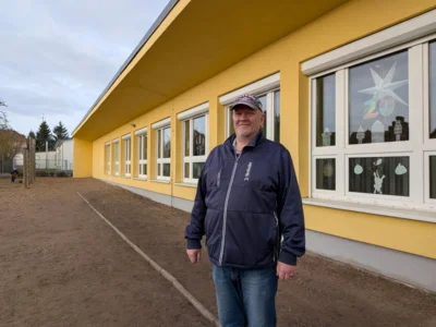 Der Schulhof ist sein Revier: Rainer Geerds ist an der Grundschule Jarmen unter anderem für die Pausenaufsichten zuständig. (Foto: Oliver Wagenknecht)