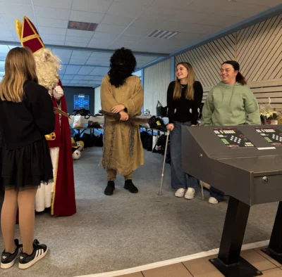 St. Nikolaus und Knecht Ruprecht waren auch in diesen Jahr wieder bei der Weihnachtsfeier des FCR zu Gast und machten dabei auch vor der Damenmannschaft nicht halt (Bildnachweis: PP) (Bild vergr&ouml;&szlig;ern)