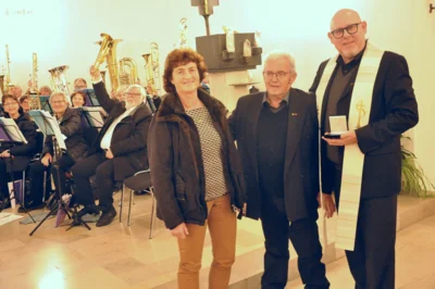 Hans Knöllinger (2.v.r.) wurde von Frank Möwes und Marlene Bissinger vom Evangelischen Posaunendienst in Deutschland (EPiD)  mit der Ehrenmedaille des Verbands ausgezeichnet.