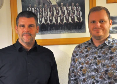 Marco Ulrich (l.), der Vorstand der Sängerfreunde Puschendorf, freut sich über den neuen Chorleiter Felix Büsing.