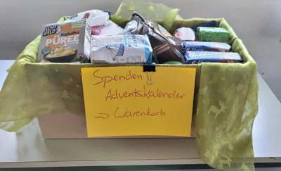 Das Kollegium der Sekundarschule Olsberg-Bestwig übergibt Spenden an den Warenkorb Olsberg (Bild vergr&ouml;&szlig;ern)