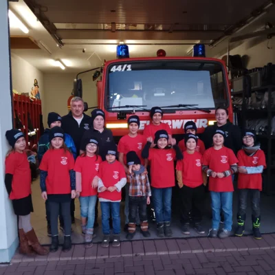 Das Christkind war bei der Kinderfeuerwehr (Bild vergr&ouml;&szlig;ern)