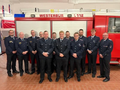 Die Geehrten und Beförderten Kameraden auf einem Bild: v.l.n.r. Thorsten Siebels (GBM), Uwe Behrends (KBM LK Aurich), Klaus Klose (stv. OBM), Marko Abken, Nico Onken, Thomas Eden, Luca Onken, Fritz Julius, Paul Krüger, Eike Janssen, Ole Caspers, Alfred Onken (OBM) (Bild vergr&ouml;&szlig;ern)