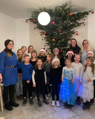 Tanzgruppe in der Seniorenunterkunft "Fichteneck" (Bild vergr&ouml;&szlig;ern)