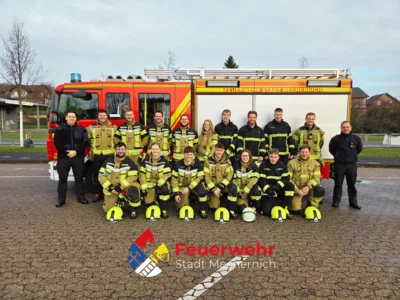 Gruppenfoto des TM1-Lehrgangs 02/2025 mit Ausbildern (Bild vergr&ouml;&szlig;ern)