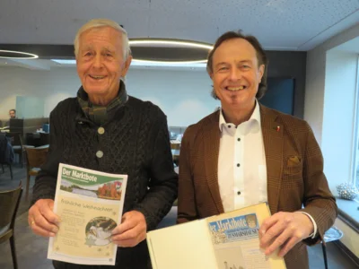 Bürgermeister Bernhard Uhl (rechts) bedankt sich mit einem kleinen Abschiedsfrühstück im Café Spring bei Werner Link (links) für seine langjährige Zustellertätigkeit (Foto: Markt Zusmarshausen) (Bild vergr&ouml;&szlig;ern)