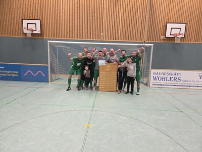 Das Ü 32 Team grüßt als neuer Hallenkreismeister (Bild vergr&ouml;&szlig;ern)