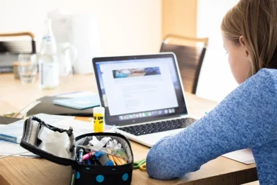 Foto: https://pixabay.com/de/photos/m%c3%a4dchen-laptop-schulmaterial-5662435/ Foto zur Meldung: 12.01.26: Kamingespräch - Digitaliserung in der Schule