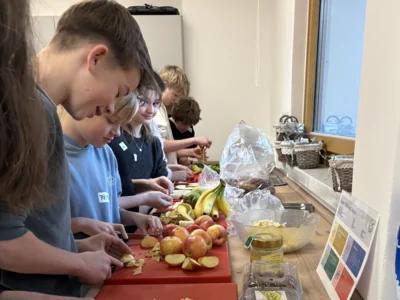 Projekt für gesundes Frühstück am Friedrich-Engels-Gymnasium Senftenberg (Foto: Landkreis OSL/Katharina Pötschke) (Bild vergr&ouml;&szlig;ern)
