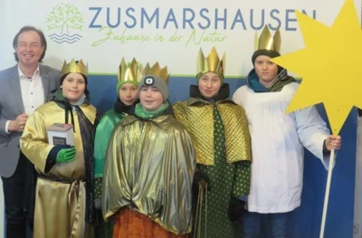 Sternsinger besuchen Bürgermeister Bernhard Uhl (Bild vergr&ouml;&szlig;ern)