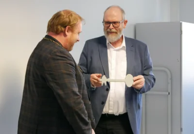 Herr Reker bei der symbolischen Schlüsselübergabe an den neuen Amtsdirektor Herrn Sebastian Wornien (links) (Bild vergr&ouml;&szlig;ern)
