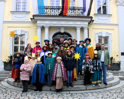 Traditionelles Gruppenfoto vor dem Rathaus. Die Sternsinger besuchten mit Pfarrer Holger Fiedler (hinten Mitte), Kaplan Martin Varghese (2.v.r.) und Pastoralreferentin Eva Maria Steltenkamp-Hüsser (2. V.l.) den Kulmbacher Oberbürgermeister Ingo Lehmann (r.). (Bild vergr&ouml;&szlig;ern)