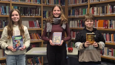 Die SiegerInnen des Vorlesewettbewerbs im Fach Deutsch: Elena Schlabow (Mitte), Finlay Bertram (rechts) und Leni Müller (links) (Bild vergr&ouml;&szlig;ern)