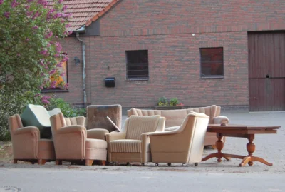 Symbolbild: Sperrmüll am Straßenrand von Dokumol auf Pixabay