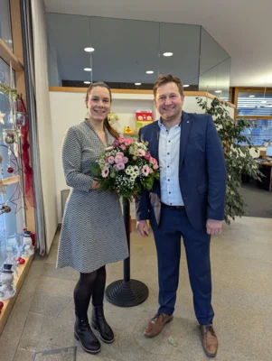 Bürgermeister Andreas Eckl überraschte Stephanie Jungmann mit Blumen und wünsch-te ihr viel Erfolg als Leiterin der Zweigstelle Teisnach-Geiersthal.