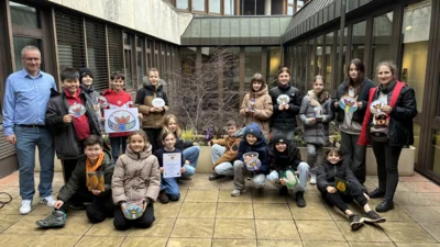 Schülerinnen und Schüler der Klassenstufe 5 des Christian-von-Mannlich-Gymnasiums mit ihrer Lehrerin Silke Müller-Liedtke und Landrat Frank John bei der Aktion „Tulpen für Brot“ im Landratsamt des Saarpfalz-Kreises. Foto: Sandra Brettar