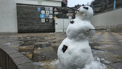 Schneemann auf dem Pausenhof – entstanden am 12.01.2026 in der Notbetreuung am WHG (Bild vergr&ouml;&szlig;ern)