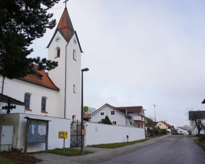 An der St. Andreaskirche in Weigersdorf soll ein barrierefreier Zugang zum Friedhof gebaut werden. Außerdem ist geplant, den Maibaumplatz im Andreasweg (im Hintergrund) neu zu gestalten. Der Gemeinderat beschloss beide Maßnahmen und beantragt eine ELER-Förderung. (Bild vergr&ouml;&szlig;ern)