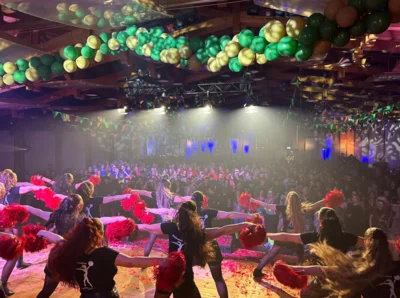 Majorettes begeistern zum Kampagnenstart und rocken die Bühne