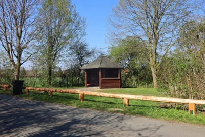 Bild der renovierten Schutzhütte des Heimatvereins Rinkerode (Bild vergr&ouml;&szlig;ern)