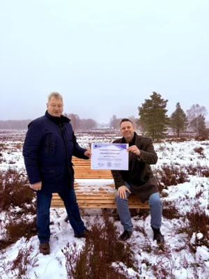 Das Zertifikat in den Händen_Amtsdirektor Thomas Kresse mit Bürgermeister der Gem. Temnitzquell Bernd Müller (Bild vergr&ouml;&szlig;ern)