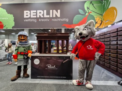 Heine Klemens und Willy Wolf am Brandenburger Tor – aus Schokolade – auf der Grünen Woche vor einem Jahr. Foto: Stadt Pritzwalk (Bild vergr&ouml;&szlig;ern)
