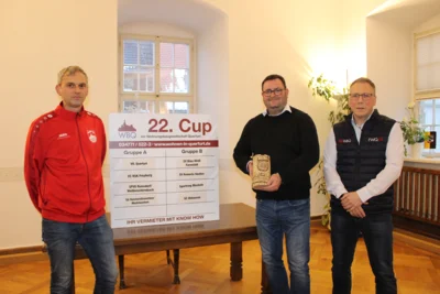 Die Gruppen für den 22. WBQ-Cup am 23. Januar sind ausgelost. Robert Stöhr, Vorsitzender des VfL Querfurt, Bürgermeister Andreas Nette und Daniel Baumgarten, Geschäftsführer der Wohnungsbaugesellschaft, freuen sich jetzt auf spannende Spiele und viele Zuschauer.