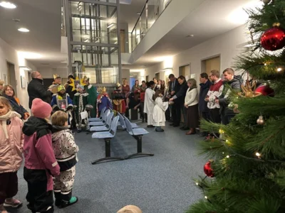 Sternsinger bringen Segen ins Landratsamt Senftenberg (Bild: Landkreis OSL/Sarah Werner) (Bild vergr&ouml;&szlig;ern)