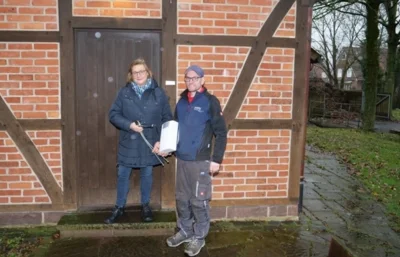 Irmgard Dirker, Geschäftsführerin des Heimatvereins Rinkerode, und André Höllmann, Monteur Firma Schlering, vorm Backhaus Rinkerode am 19.12.2023 (Bild vergr&ouml;&szlig;ern)