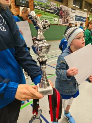 Erster Pokal für die Inklusionsmannschaft (Bild vergr&ouml;&szlig;ern)