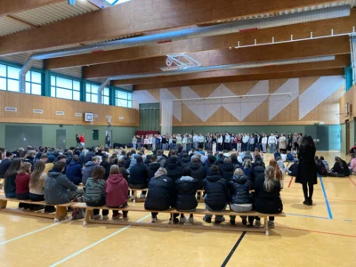 Das Weihnachtsliedmedley bringt alle in festliche Stimmung (Bild vergr&ouml;&szlig;ern)