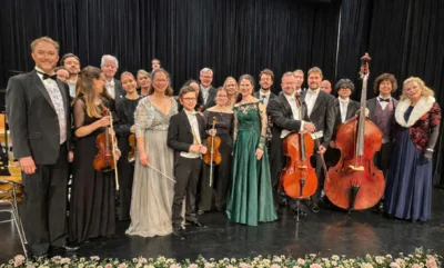 Ensemble-Gruppenbild der Kammeroper Köln und der Kölner Symphoniker auf der Bühne in Neckartenzlingen (Bild W. Stamm) (Bild vergr&ouml;&szlig;ern)