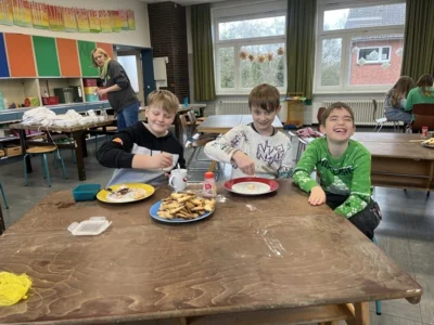 Weihnachtsbacken in Klasse 4 (Bild vergr&ouml;&szlig;ern)