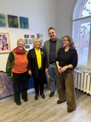 Umrahmt von starken Frauen (von links nach rechts: Christiane Schulz (Geschäftsführerin ETSAruppin e.V.), Prof. Dr. Ulrike Liedkte (Landtagsabgeordnete & Landtagspräsidentin), Thomas Kresse (Amtsdirektor Amt Temnitz), Susanne Krell (Künstlerin)) (Bild vergr&ouml;&szlig;ern)