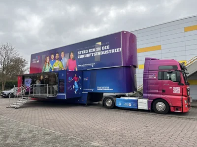 Hightech zum Anfassen mit dem M+E-Info-Truck (Bild vergr&ouml;&szlig;ern)