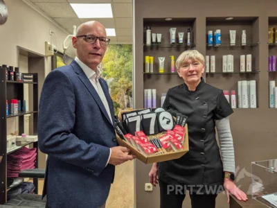 Bürgermeister Dr. Ronald Thiel wünscht Martina Liedtke und ihrem Team im „Haar und Pflege Haus“ alles Gute. Foto: Stadt Pritzwalk (Bild vergr&ouml;&szlig;ern)