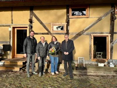 Tim, Horst und Gabriele Schönfeld mit Bürgermeister Dr. Oliver Hermann vor dem Fachwerkspeicher (v.I) I Foto: Gabriele Hahn (Bild vergr&ouml;&szlig;ern)