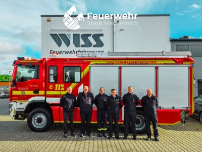Eine Delegation der Freiwilligen Feuerwehr Mechernich bei der Abholung des neuen Einsatzfahrzeuges für den Löschzug Kommern. Der Abteilungsleiter des Fachbereichs Technik, ein Hauptamtlicher Gerätewart der FF Mechernich, die Zugführung des LZ5 sowie zwei Kameraden des LZ5 bei der Entgegennahme des neuen TLF3000 bei der Firma WISS v.l.n.r. Thomas Wolff, Jörg Ernst, Daniel Vus, Ralf Eichen, Marco Heimbach und Achim Breuer (Bild vergr&ouml;&szlig;ern)