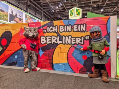 Willy Wolf und Räuber Heine Klemens warben auf der Grünen Woche für Pritzwalk. Foto: Stadt Pritzwalk (Bild vergr&ouml;&szlig;ern)
