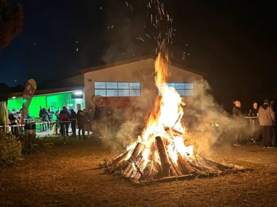 Winterfeuer in Grebs begeistert Besucher (Bild vergr&ouml;&szlig;ern)