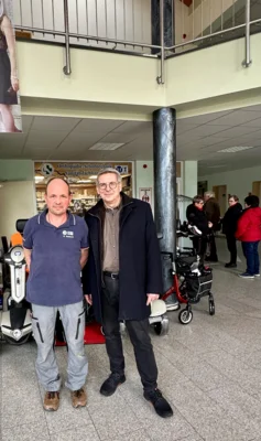 Bürgermeister Dr. Oliver Hermann (r) gratulierte Klaus Weiland zu 20 Jahre Klaus Weiland Orthopädie-Schuhtechnik-Sanitätshaus I Foto: Gabriele Hahn (Bild vergr&ouml;&szlig;ern)