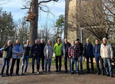 Die TSV-Männergymnastikgruppe traf sich nach der Wanderung von Niederrodenbach durch den Wald im Restaurant „Buchberg-Grill“ zum Mittagessen und geselligen Beisammensein. Die Aufnahme entstand vor dem Rückweg nach Rodenbach. (Bild vergr&ouml;&szlig;ern)