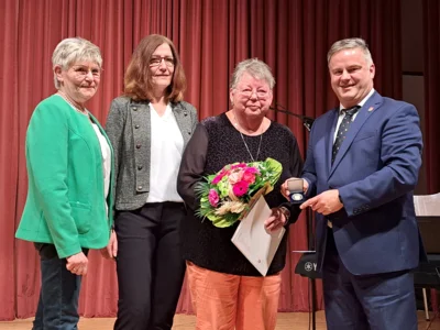 Sabine Metz bekommt Ehrenmedaille der Stadt Mansfeld (Bild vergr&ouml;&szlig;ern)
