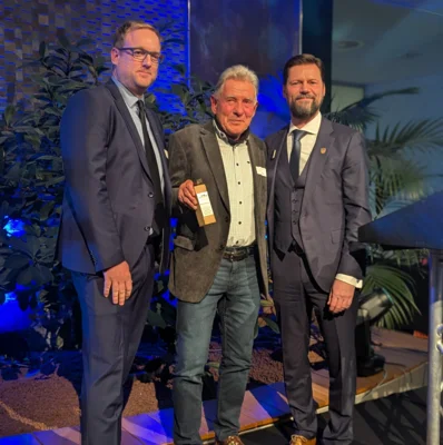 V.l.n.r.: Christian Altmann (Vorsitzender der Stadtverordnetenversammlung), Wilfried Bremer (Träger des Goldenen Raben 2026), Bürgermeister Matthias Rudolph (Bild vergr&ouml;&szlig;ern)