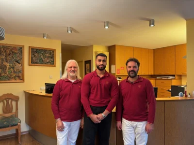 Das Praktikum in der Vorklinik in der Praxis Schneider in Wehretal.  V. l.: Dr. Kurt Schneider, Student Mohamad Alhaj Mohamad, Justus Schneider (Bildnachweis: J. Schneider) (Bild vergr&ouml;&szlig;ern)