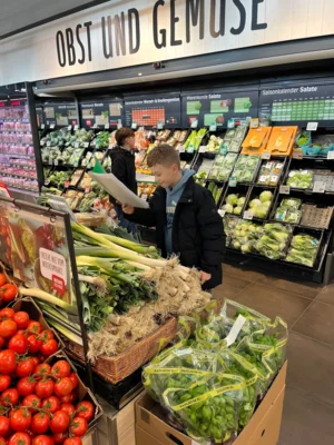 Unterrichtsgang zu REWE der Klassen 5a und 5b (Bild vergr&ouml;&szlig;ern)