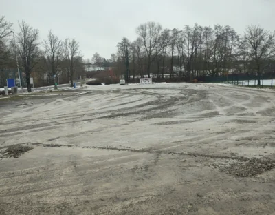 Mutwillige Beschädigung der Schotteroberfläche auf dem Parkplatz vom Bernhardt-Vocke-Stadion in Immenhausen (Bild vergr&ouml;&szlig;ern)
