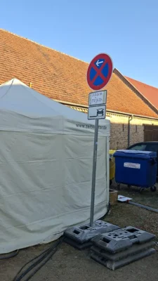 Symbolbild von Kirsten Kahlfeld, Stadt Kremmen - überall Zelte, Anhänger und Equipment der Filmcrews